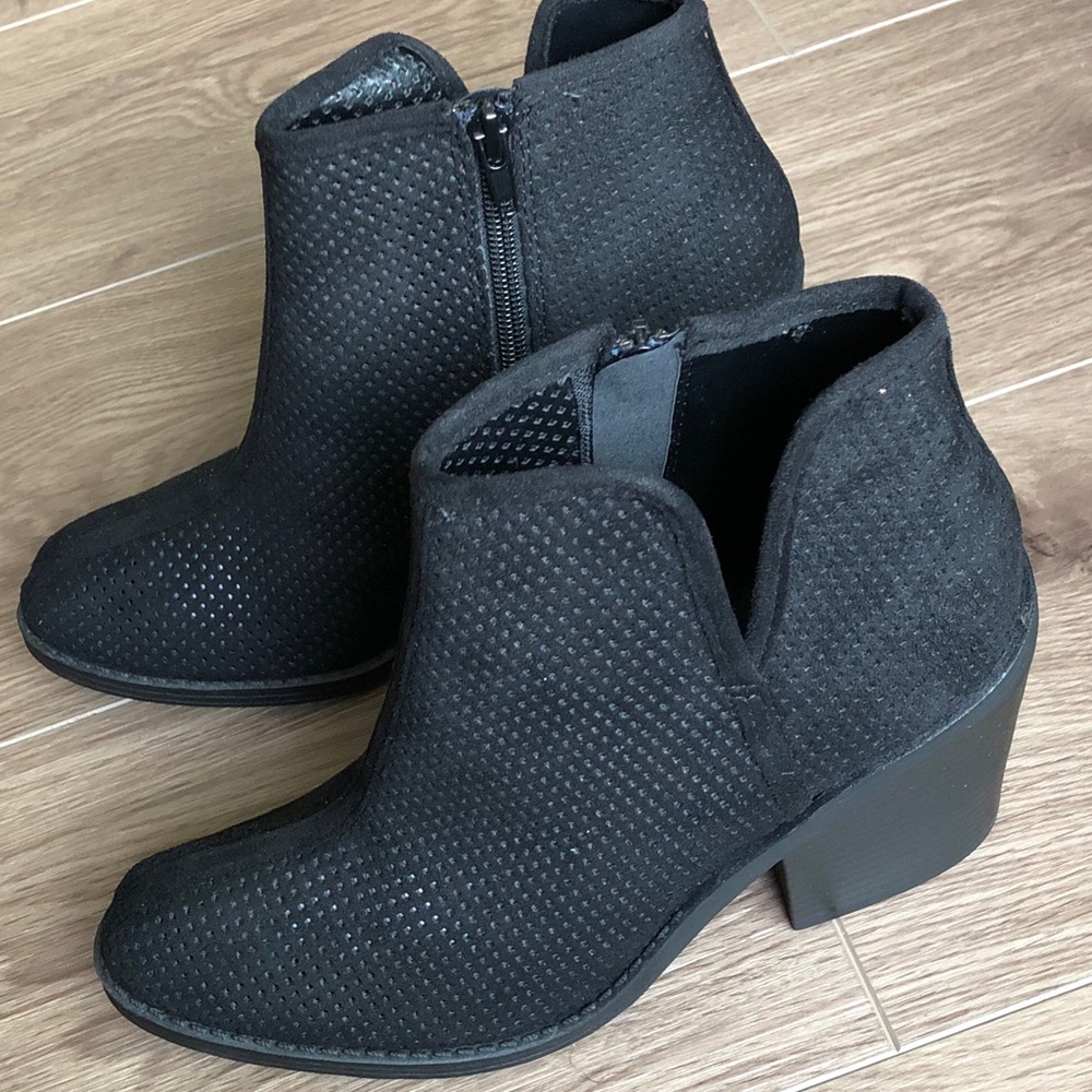 ⚡️Perforated Vegan Suede Booties - Picture 5 of 7